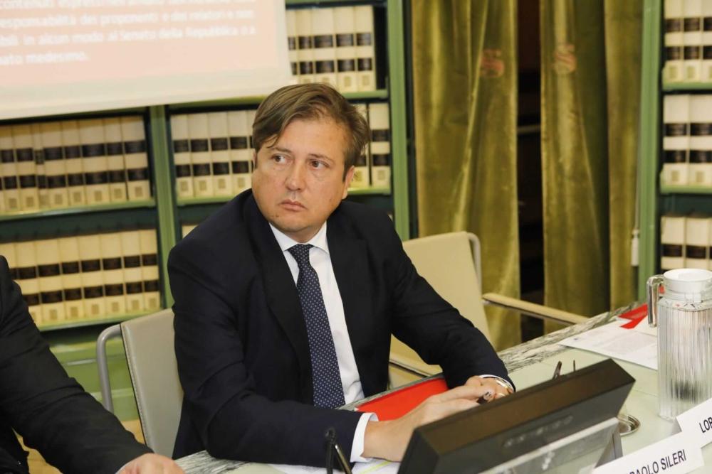 "Tenere la mascherina ancora un po' in alcuni casi non ci farà male"