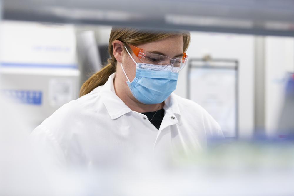 Moderna, allo studio nuovo vaccino. Protegge molto di più contro Omicron