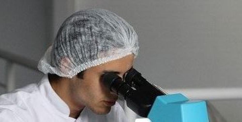 Tecnico di laboratorio al lavoro